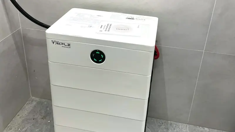 Hvitt, stablet batterilager på flisgulv