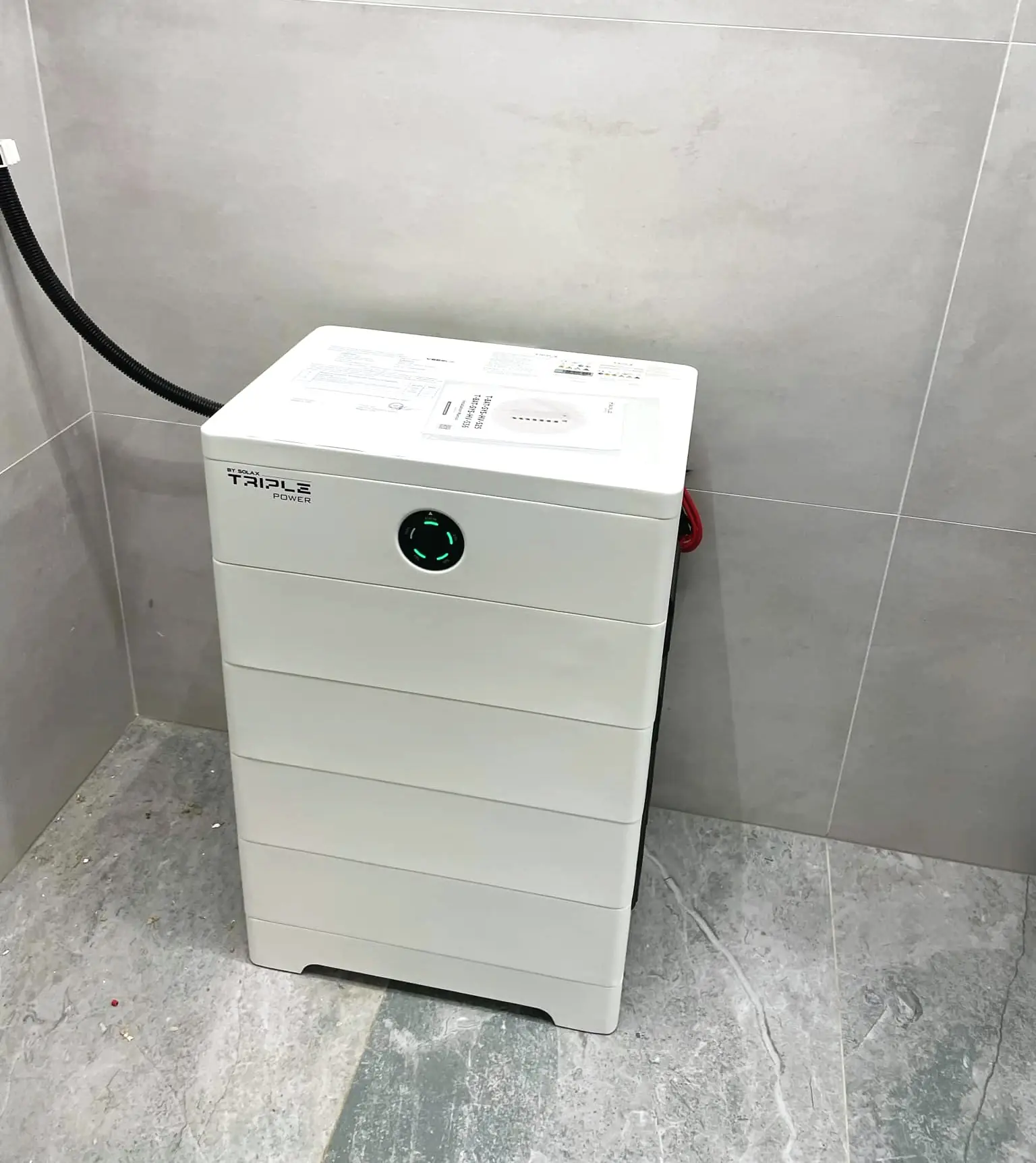 Hvitt, stablet batterilager på flisgulv