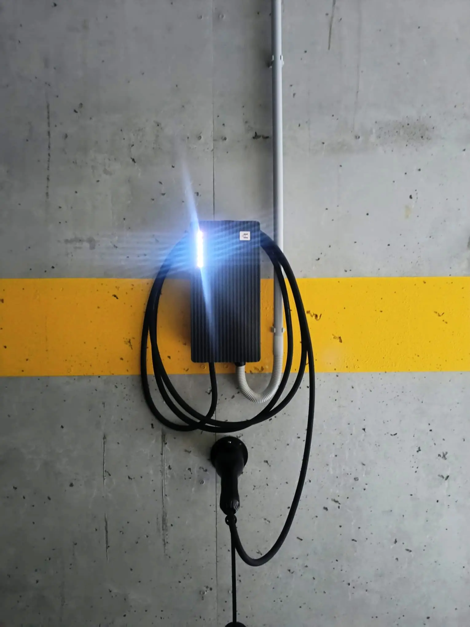 Elbillader i en garasje med lysende statuslampe
